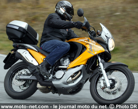 Test Honda XL700V Transalp : La Transalp poursuit son bonhomme de… route 