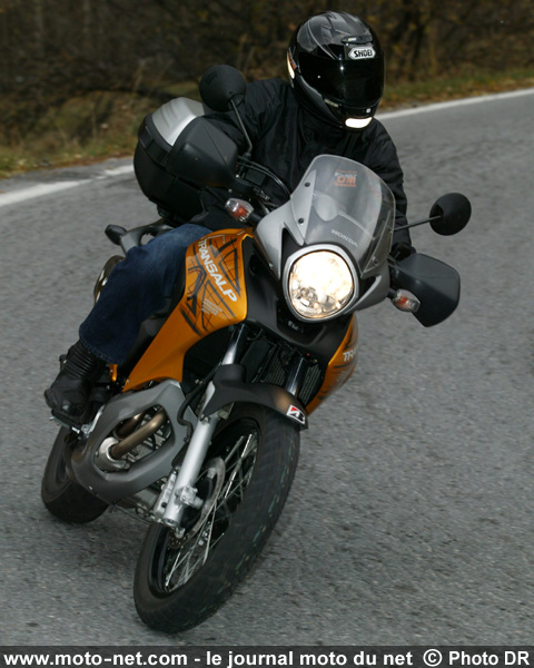 Test Honda XL700V Transalp : La Transalp poursuit son bonhomme de… route 