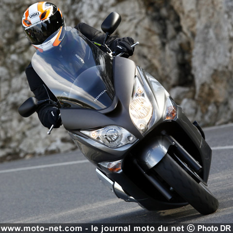 Test Honda SW-T400 : Honda à l'aspi du Tmax ?