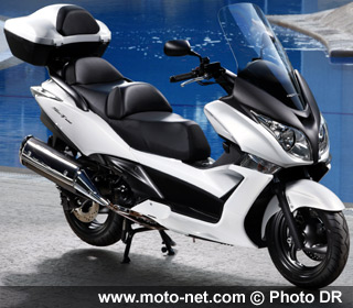 Avec Top Case - Test Honda SW-T400 : Honda à l'aspi du Tmax ?