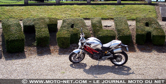 Face à face à l'européenne : le nouveau Ducati Monster défie la Triumph Speed Triple !