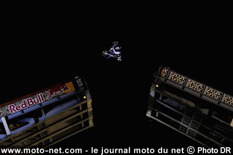 Robbie Maddison réalise un back flip au-dessus du Tower Bridge !