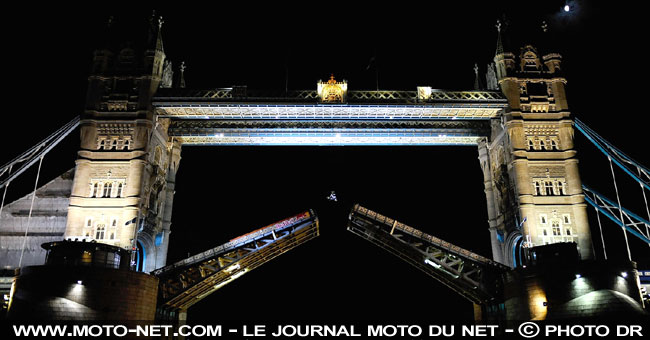 Robbie Maddison réalise un back flip au-dessus du Tower Bridge !