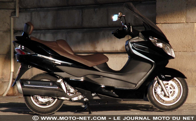 Duel Suzuki Burgman 400 Z / Yamaha Majesty 400 : du rififi chez les commuters !