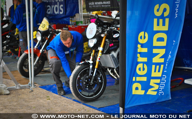 8 lycéens pour l'assistance mécanique Dark Dog Moto Tour