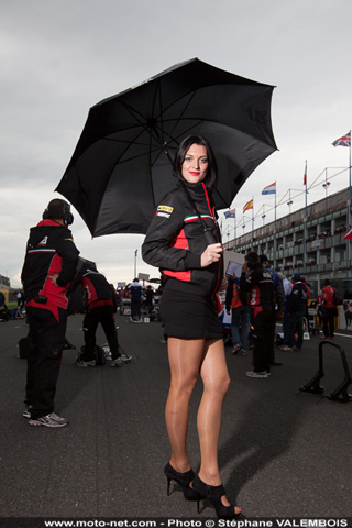 Galerie photos WSBK Magny-Cours 2013 : umbrella girls