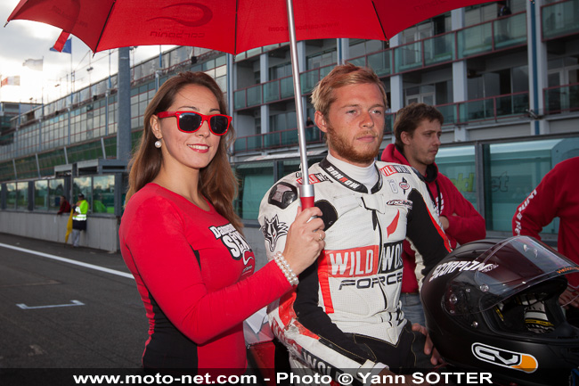 Galerie photos WSBK Magny-Cours 2013 : umbrella girls