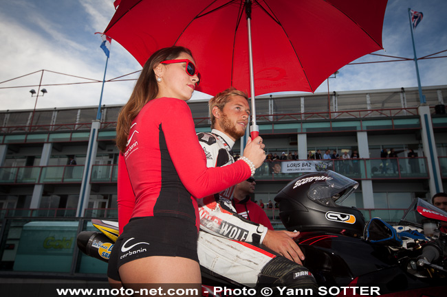 Galerie photos WSBK Magny-Cours 2013 : umbrella girls