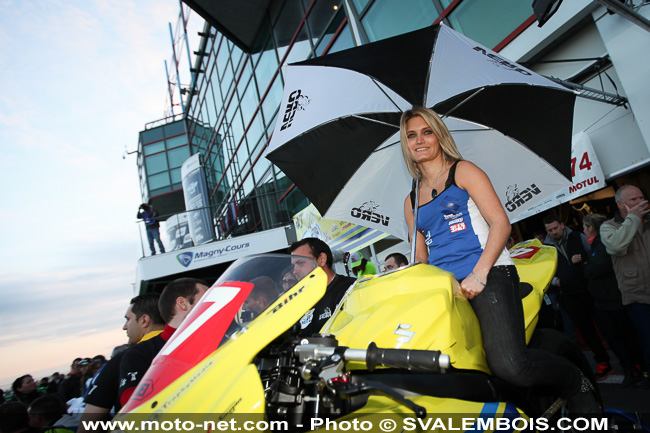 Galerie photo Bol d'Or 2014 (01) : umbrella girls et voie des stands