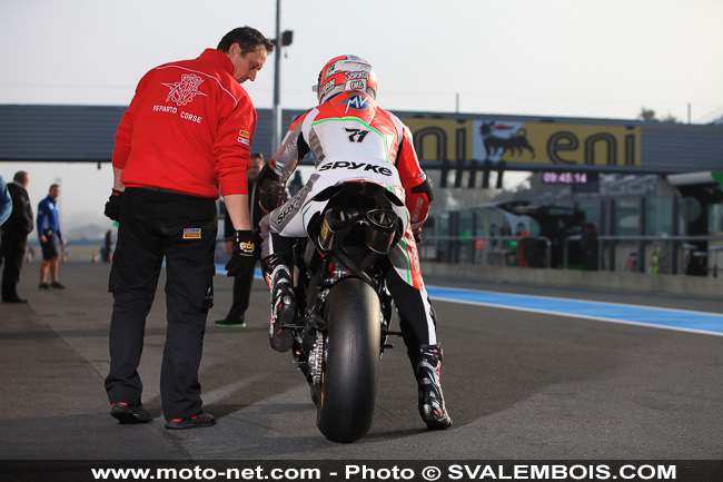 WSBK France - Galerie photo : stands et umbrella girls à Magny-Cours