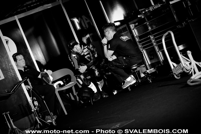 WSBK France - Galerie photo : stands et umbrella girls à Magny-Cours