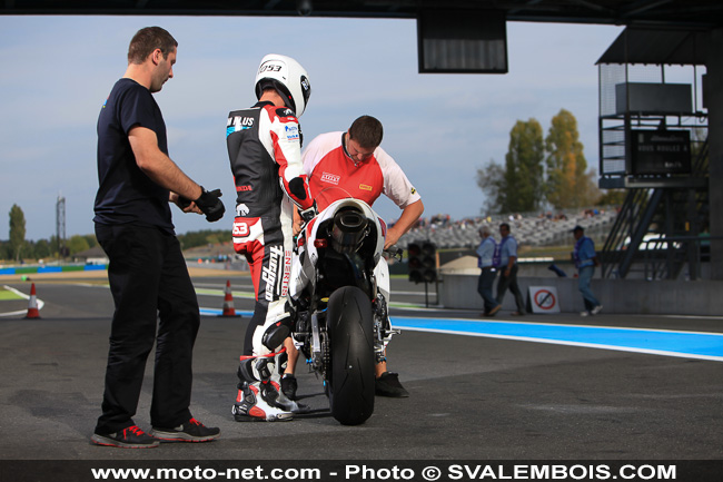 WSBK France - Galerie photo : stands et umbrella girls à Magny-Cours