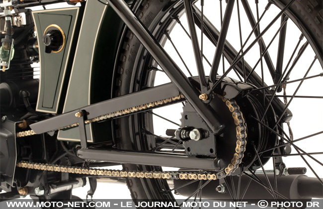 La moto Sterling de Black Douglas s'apprête à traverser l'Europe