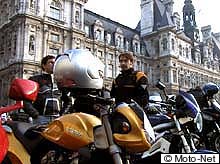 Sous les fenêtres de Bertrand Delanoë, maire de Paris