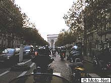 Petit passage Place de l'Etoile avant la fin de la manif au Trocadéro