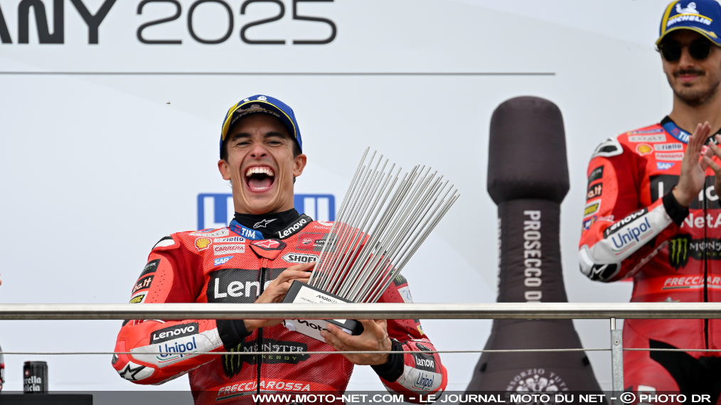 Résultats et classements du Moto GP d'Allemagne 2025

L'illustration ci-dessous capture à merveille la situation en MotoGP : un Marc Marquez hilare, conquérant comme jamais sur la Ducati officielle, qui efface totalement son ancien champion du monde de coéquipier Peco Bagnaia. En Allemagne, la domination vire à la punition : le n°93 réalise le doublé Sprint et course principale et s'impose avec plus de six secondes d'avance sur son frère.  
