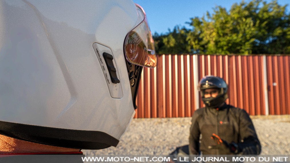 ANC à moto : gadget ou vraie solution contre le bruit ?

À moto, les innovations font rarement l’unanimité au départ. ABS, contrôle de traction, ride-by-wire… à chaque fois, ça a fait débat avant de s’imposer. L’ANC (Active Noise Cancellation ou réduction active de bruit) est en train de suivre le même chemin. Entre ceux qui parlent de gadget, ceux qui pensent que ça coupe du monde, et ceux qui doutent que ça change quoi que ce soit une fois lancé sur autoroute, la techno traîne déjà son lot d’idées reçues. Avec l’arrivée d’un casque comme le SENA Phantom ANC, le sujet sort du labo et devient concret. On a donc pris ces idées reçues une par une, pour voir ce qu’il en est vraiment.
