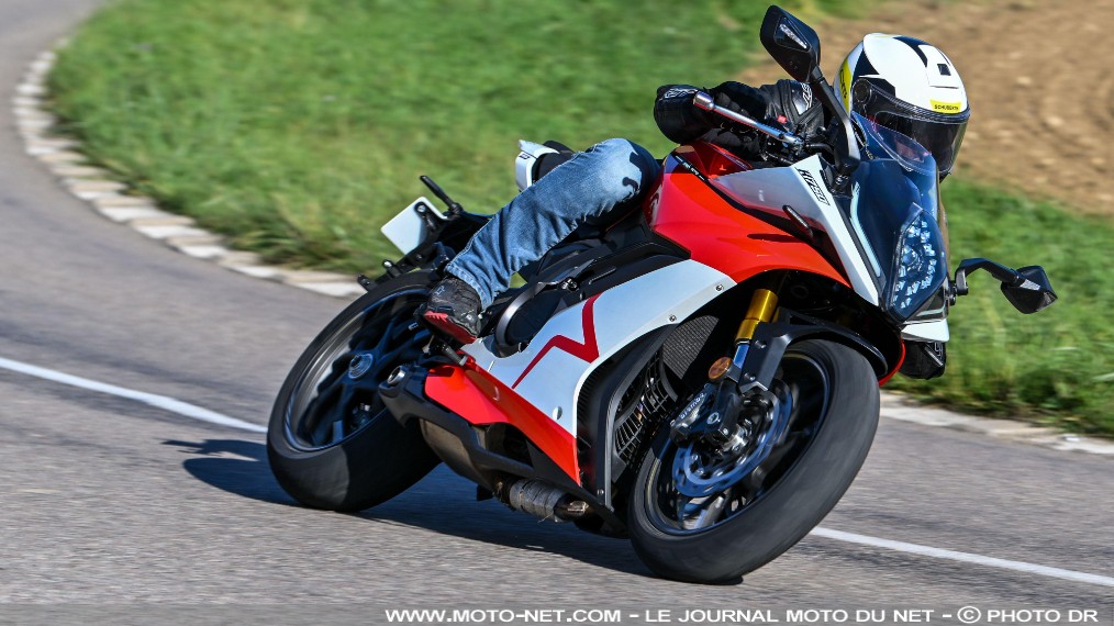 Essai Mash K750 : le côté sportif de la force Jedi !
Hors budget les Daytona 660, GSX-8R et autres R7 ? Poussez la porte d'une concession Mash : la marque SIMA et son partenaire chinois Jedi Motor lancent une sportive sexy et efficace de 75 ch à moins de 7000 euros ! Essai de la nouvelle K750, accessible A2.
 Essai Mash K750 : le côté sportif de la force Jedi !
Hors budget les Daytona 660, GSX-8R et autres R7 ? Poussez la porte d'une concession Mash : la marque SIMA et son partenaire chinois Jedi Motor lancent une sportive sexy et efficace de 75 ch à moins de 7000 euros ! Essai de la nouvelle K750, accessible A2.