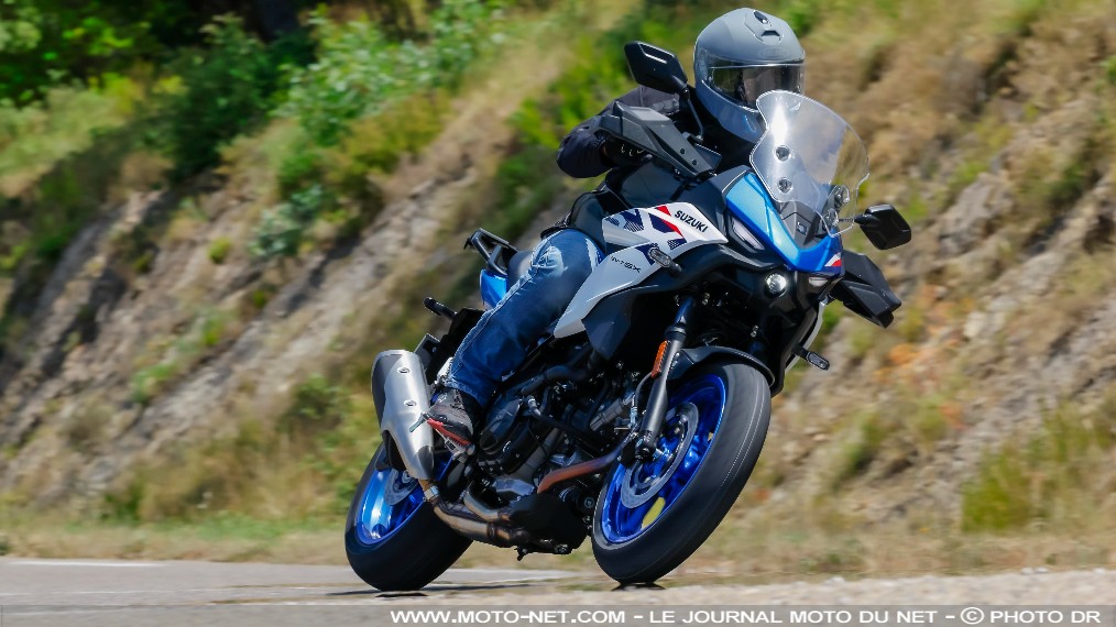 Essai Suzuki SV-7GX : SV-raiment une bonne routière ?

Suzuki accorde une seconde jeunesse à sa populaire SV650 avec une variante inédite aux prétentions routières : la SV-7GX. Un semi-carénage, une boucle redessinée et plusieurs aspects pratiques se greffent aux côtés du V-Twin et du cadre treillis d'origine. Suffisant pour "Tracer" vers le succès ? Essai.
