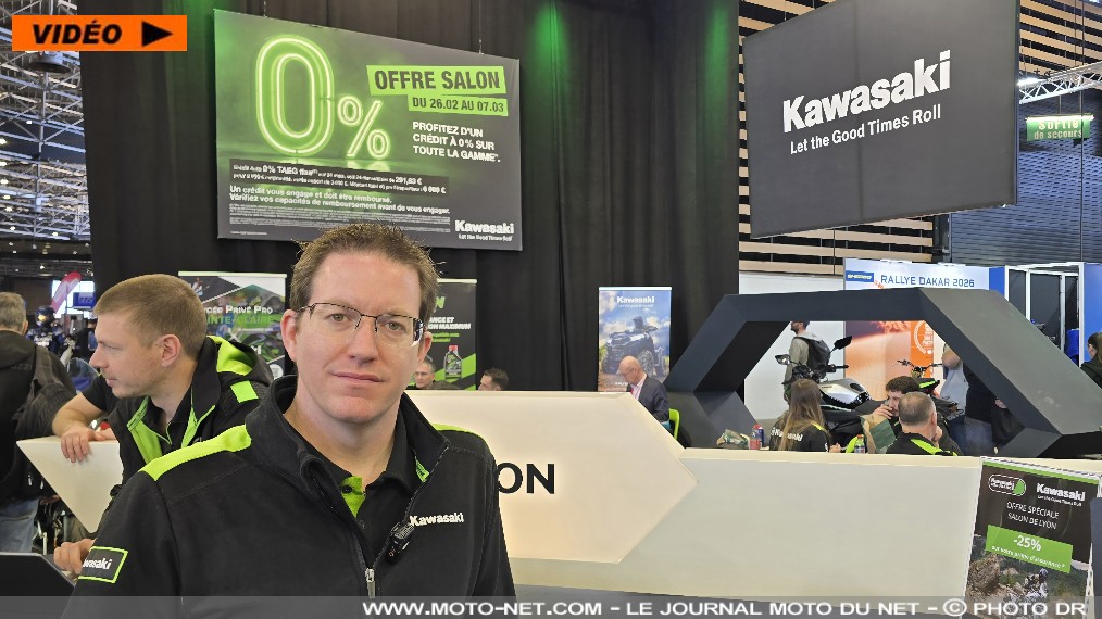 Les nouveautés Kawasaki au salon moto de Lyon en vidéo

Le tour du stand Kawasaki au salon du 2-roues de Lyon 2026 (S2R) avec  Benjamin Kapkowski, responsable marketing Kawasaki France. Le dirigeant français nous présente les nouvelles KLE500, Z900RS, Z650S, ZX-10R et la splendide Bimota KB998 à moteur de Ninja. Sans oublier les offres promotionnelles spécial salon (taux à 0%) et le photomaton à wheeling !

