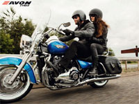 Avon lance le premier pneu moto radial à flancs blancs