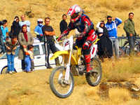 Nora Naraghi, championne de moto-cross féminin en Iran !