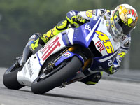 Rossi bat son record et domine les essais de Sepang