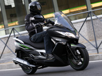 Essai J125 : le petit scooter Kawasaki grand public