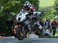 TT2016 : Michael Dunlop survole la première course Superbike