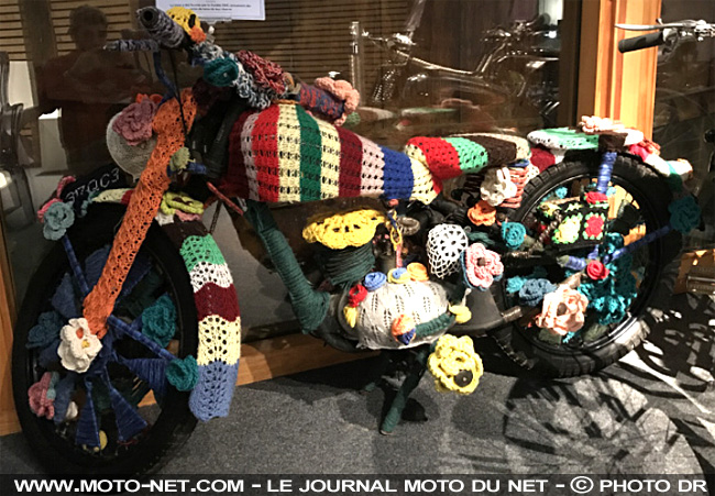 Une moto en Yarn Bombing réalisée par les pensionnaires de la maison de retraite de Bantzenheim