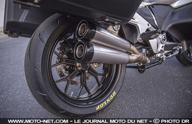 Sands prépare une moto BMW R1200RT pour son pote Kiedis