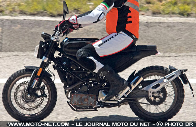 La Husqvarna Svartpilen 401 dans la roue de la KTM 390 Duke