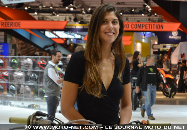 Les plus belles hôtesses du salon EICMA de Milan