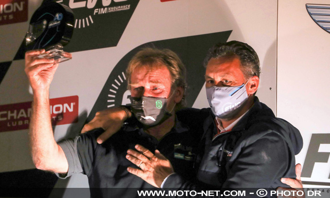  Hanspeter Bolliger (Kawasaki n°8) reçoit le trophée Anthony Delhalle aux 12H d'Estoril 